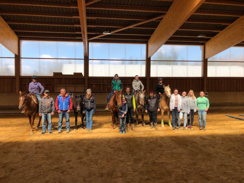 Reithalle der Silver Rock Ranch mit Reitern und Pferden